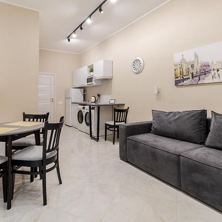 Luxury Flat In Downtown 2 Apartment Lviv Bagian luar foto