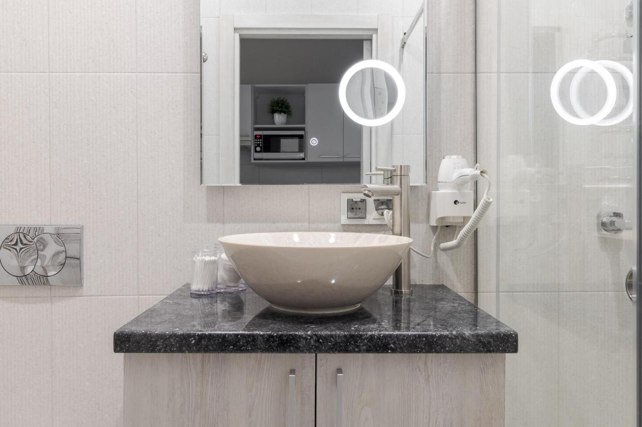 Luxury Flat In Downtown 2 Apartment Lviv Bagian luar foto