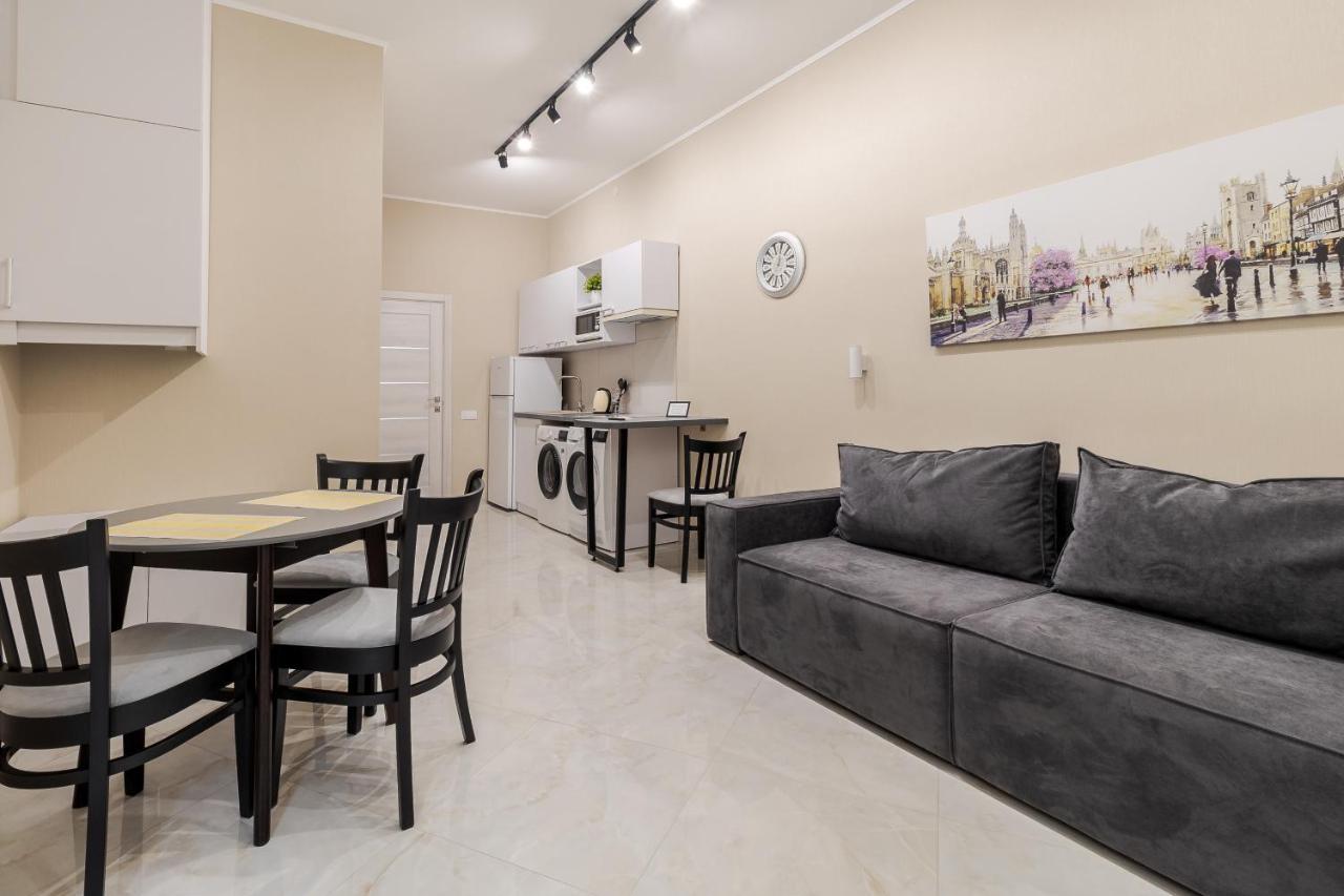 Luxury Flat In Downtown 2 Apartment Lviv Bagian luar foto