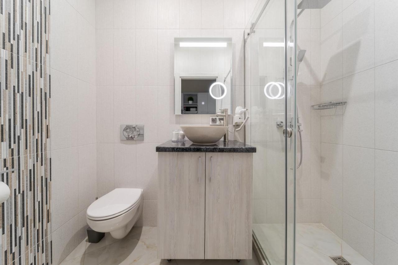 Luxury Flat In Downtown 2 Apartment Lviv Bagian luar foto