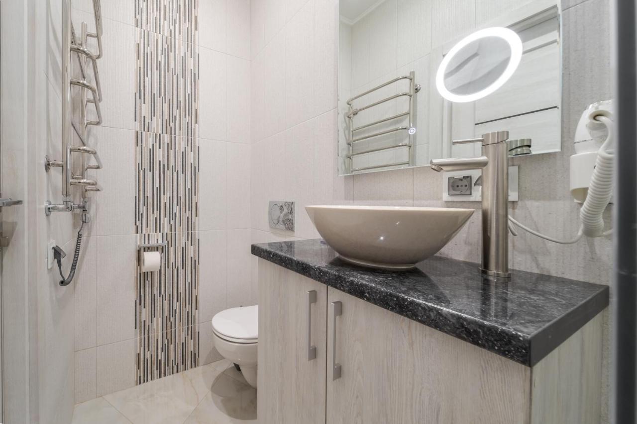 Luxury Flat In Downtown 2 Apartment Lviv Bagian luar foto