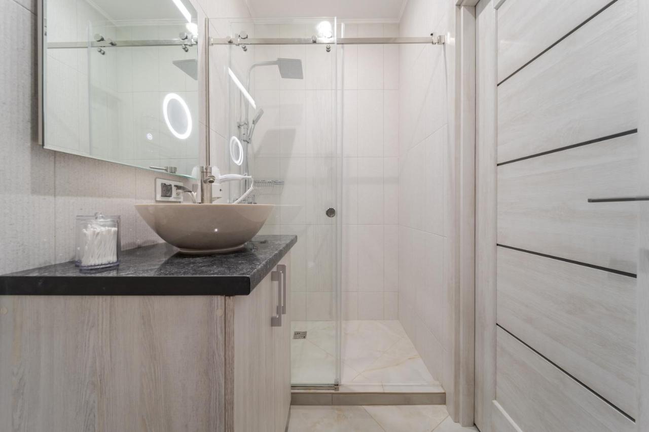 Luxury Flat In Downtown 2 Apartment Lviv Bagian luar foto